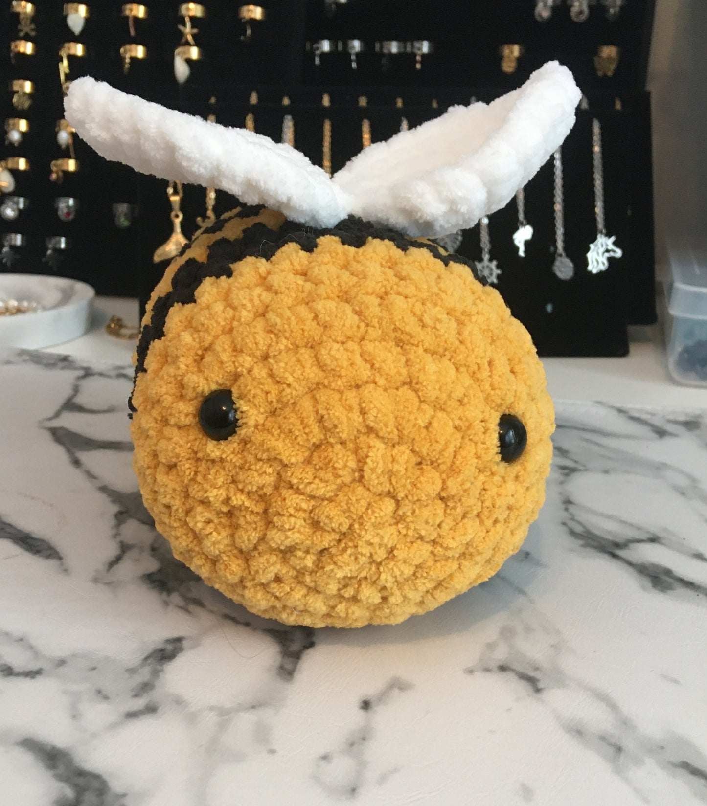 Abeille jaune et noire